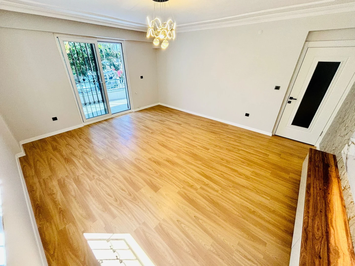 YÜKSELDEN ALTINKUMDA ÖN CEPHE AYRI MUTFAK GENÇ BİNA 2+1 DAİRE