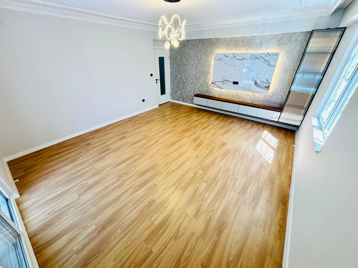 YÜKSELDEN ALTINKUMDA ÖN CEPHE AYRI MUTFAK GENÇ BİNA 2+1 DAİRE