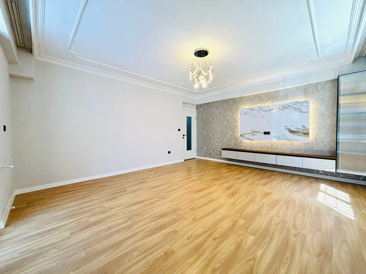 YÜKSELDEN ALTINKUMDA ÖN CEPHE AYRI MUTFAK GENÇ BİNA 2+1 DAİRE