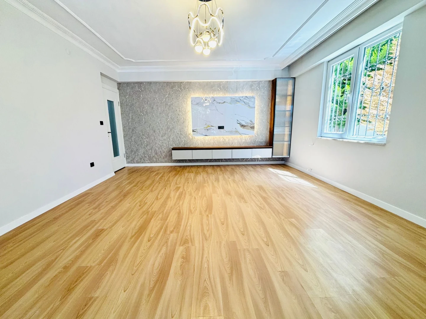 YÜKSELDEN ALTINKUMDA ÖN CEPHE AYRI MUTFAK GENÇ BİNA 2+1 DAİRE