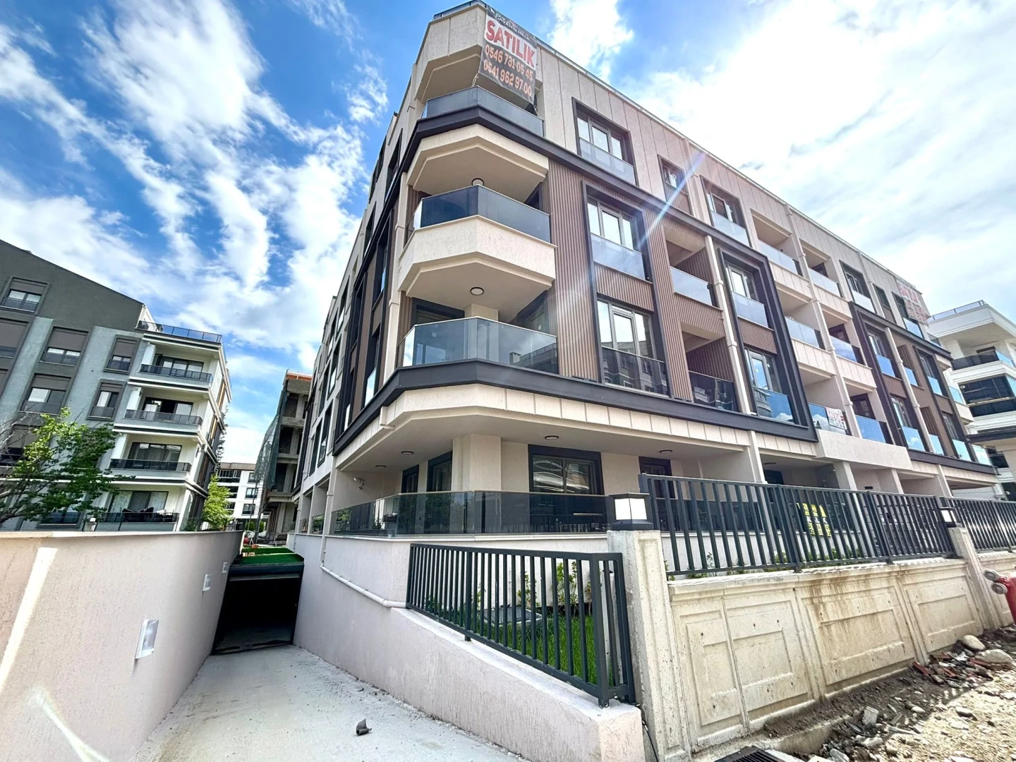 YÜKSELDEN ALTINKUMDA AYRI MUTFAK ÖN CEPHE OTOPARKLI SATILIK 2+1