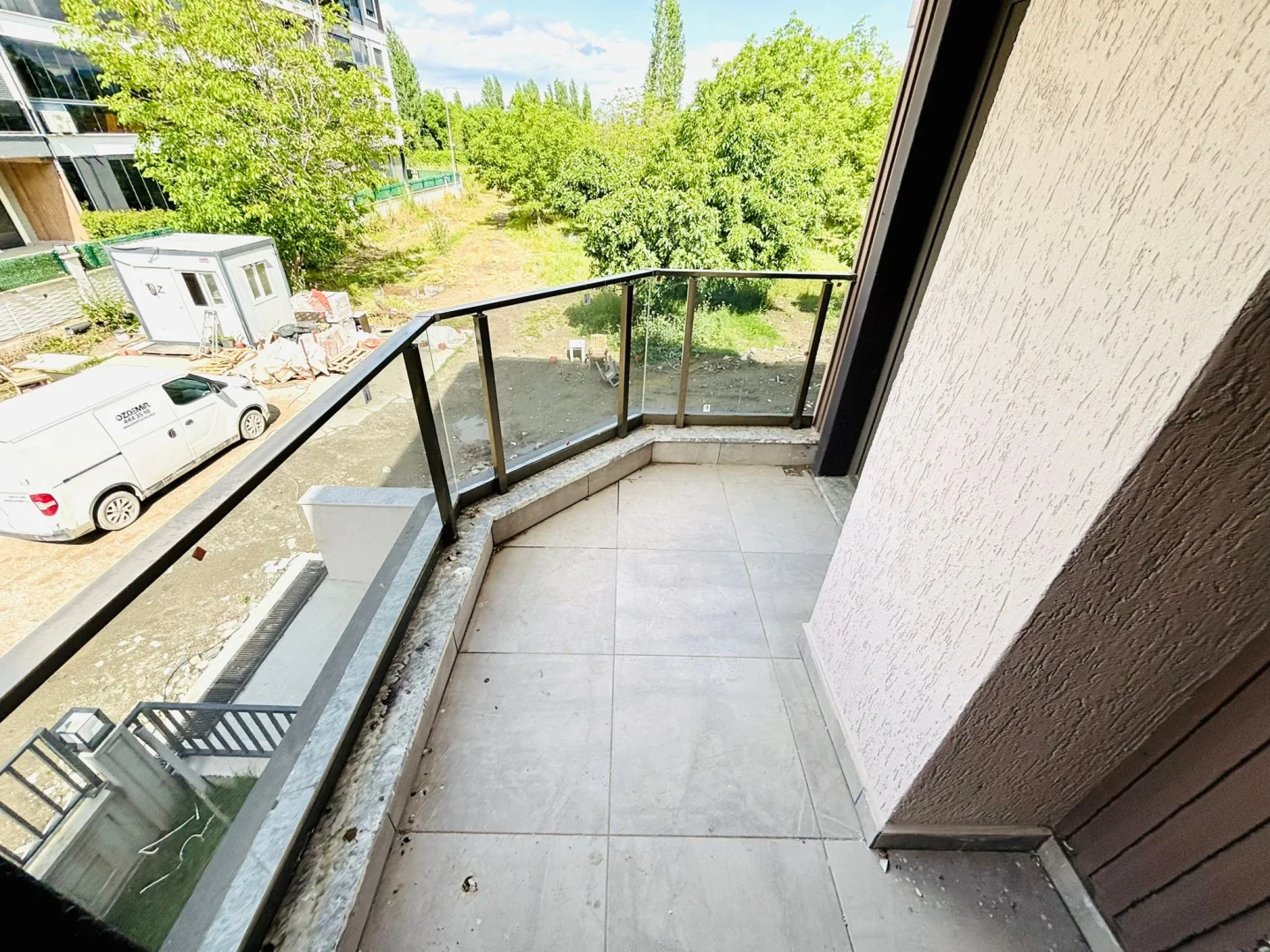 YÜKSELDEN ALTINKUMDA AYRI MUTFAK ÖN CEPHE OTOPARKLI SATILIK 2+1