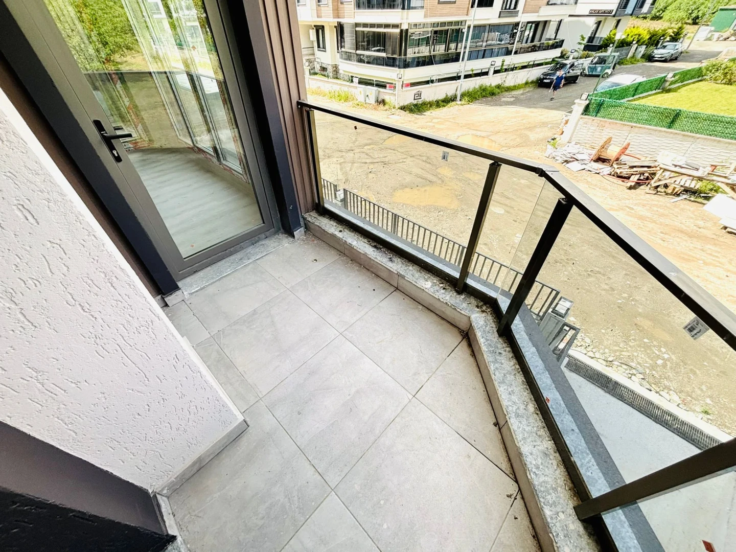 YÜKSELDEN ALTINKUMDA AYRI MUTFAK ÖN CEPHE OTOPARKLI SATILIK 2+1