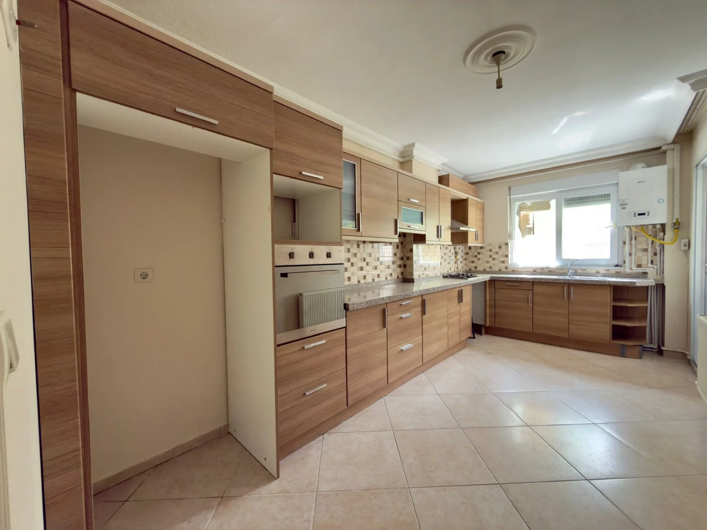 YÜKSELDEN AKÇAY MERKEZDE YENİ BİNADA GENİŞ DOĞALGAZLI 2+1 DAİRE