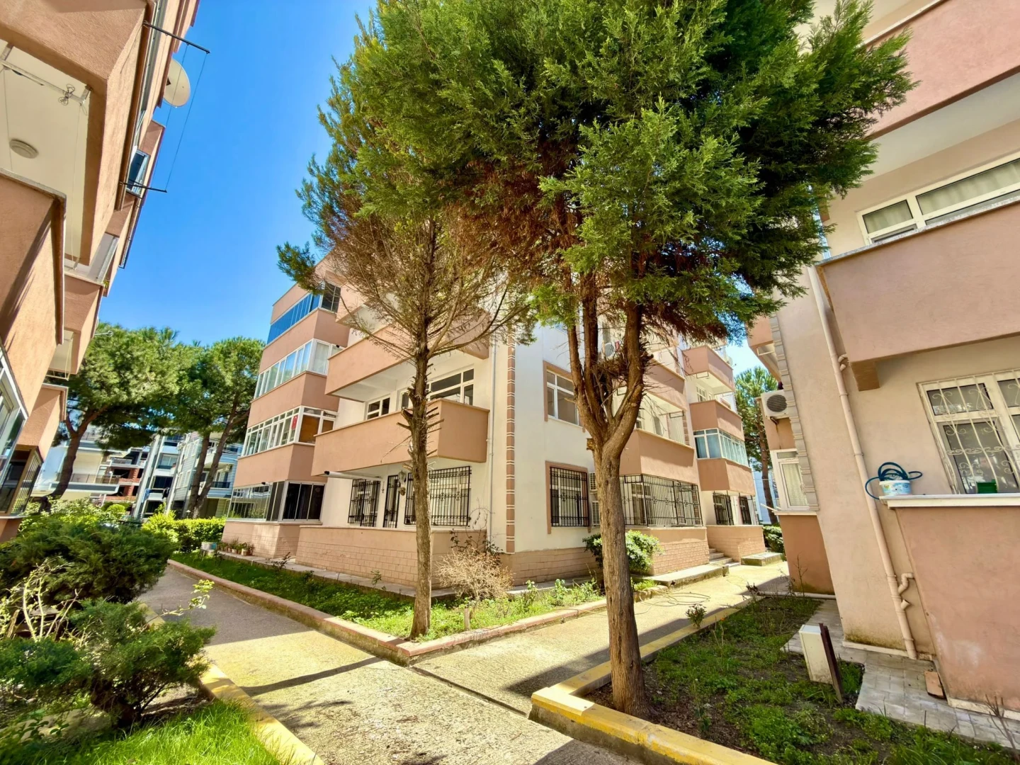 YÜKSELDEN ALTINKUMDA ULTRA GENİŞ ÇİFT BALKONLU DÜZ AYAK 2+1DAİRE