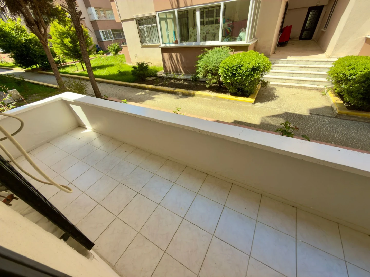 YÜKSELDEN ALTINKUMDA ULTRA GENİŞ ÇİFT BALKONLU DÜZ AYAK 2+1DAİRE
