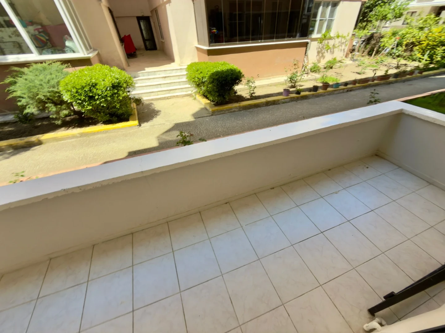 YÜKSELDEN ALTINKUMDA ULTRA GENİŞ ÇİFT BALKONLU DÜZ AYAK 2+1DAİRE
