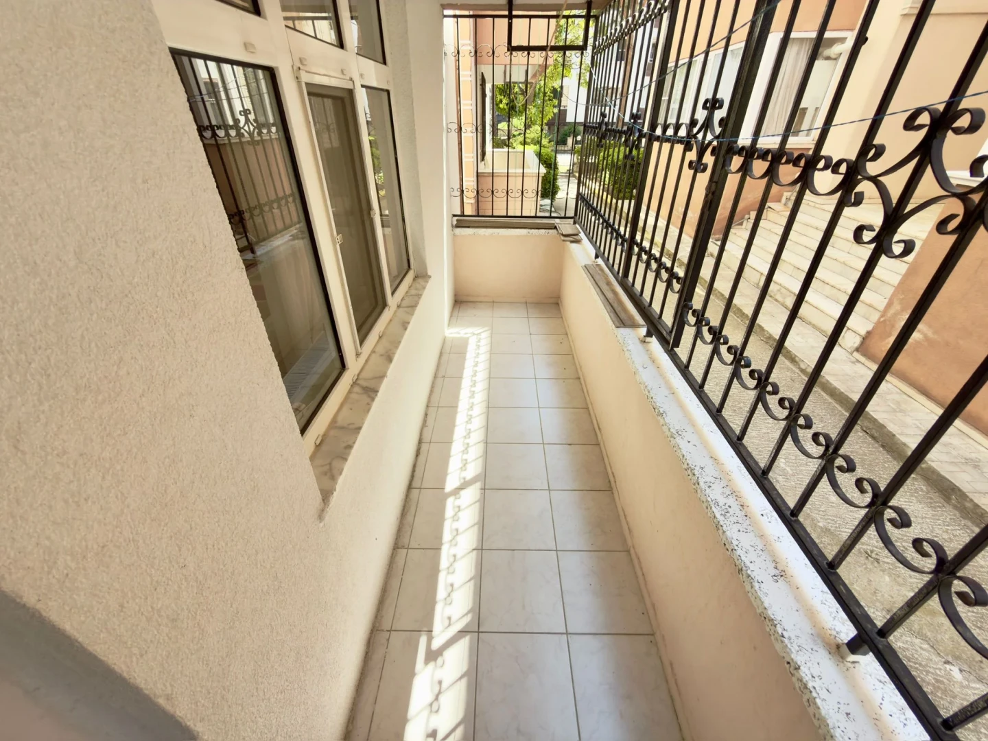 YÜKSELDEN ALTINKUMDA ULTRA GENİŞ ÇİFT BALKONLU DÜZ AYAK 2+1DAİRE