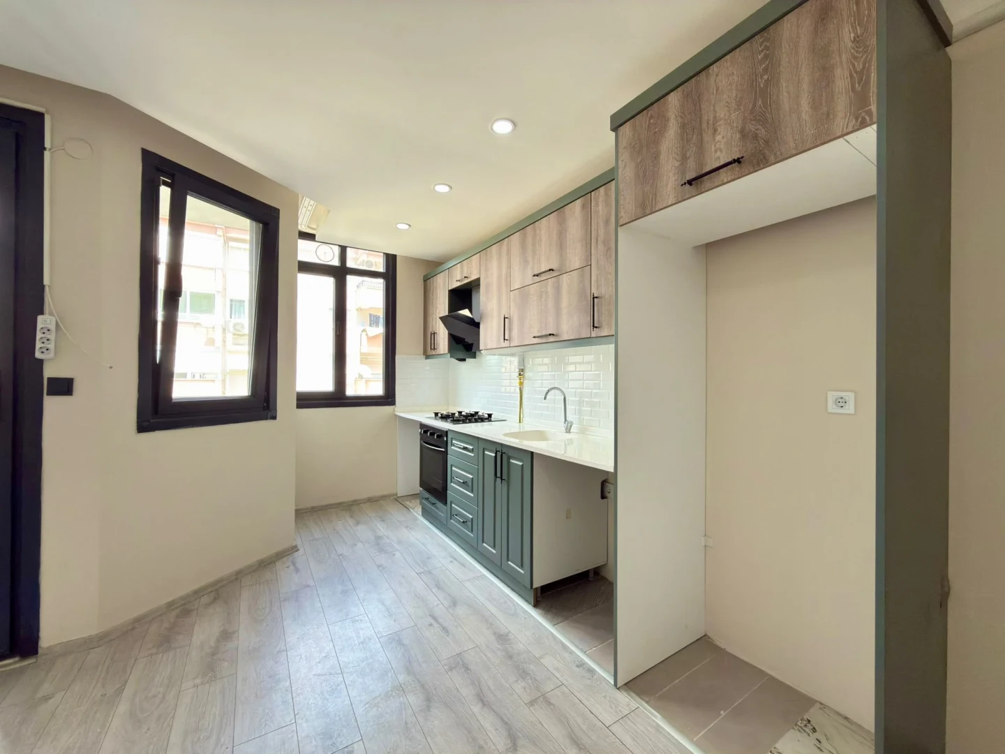 YÜKSELDEN ALTINKUM PAZAR CADDESİNDE ÖN CEPHE ARAKAT SATILIK 1+1