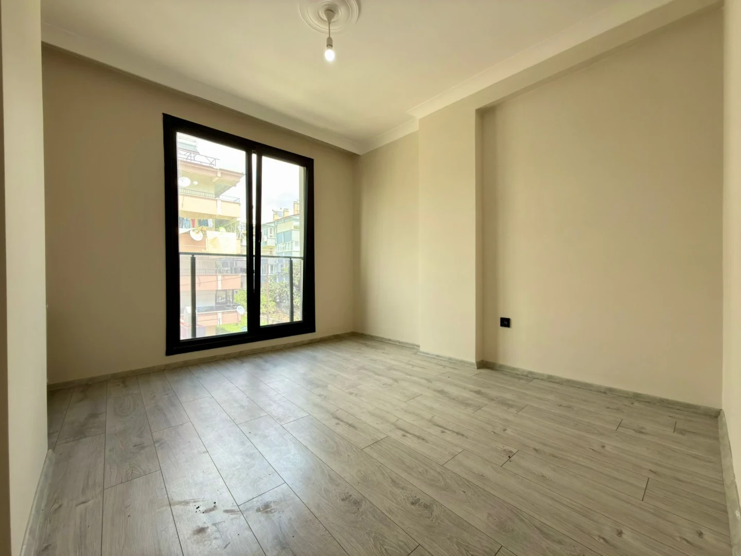YÜKSELDEN ALTINKUM PAZAR CADDESİNDE ÖN CEPHE ARAKAT SATILIK 1+1