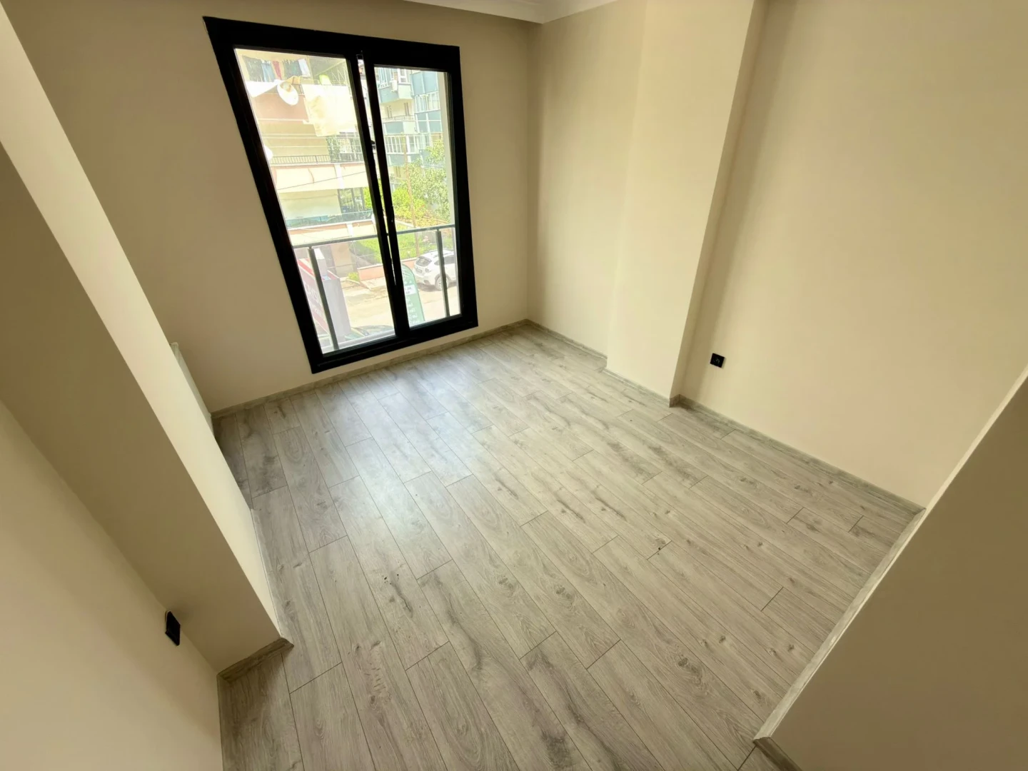 YÜKSELDEN ALTINKUM PAZAR CADDESİNDE ÖN CEPHE ARAKAT SATILIK 1+1