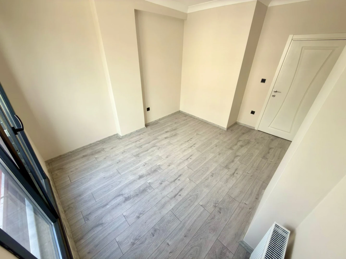 YÜKSELDEN ALTINKUM PAZAR CADDESİNDE ÖN CEPHE ARAKAT SATILIK 1+1