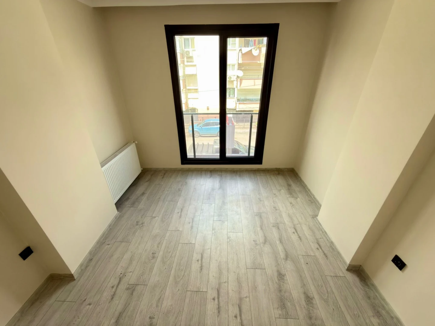 YÜKSELDEN ALTINKUM PAZAR CADDESİNDE ÖN CEPHE ARAKAT SATILIK 1+1