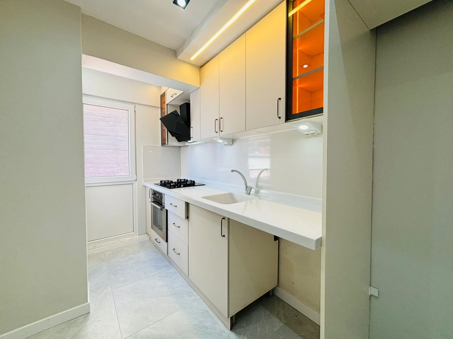 YÜKSELDEN AKÇAY MERKEZDE DENİZ GÖREN FULL YAPILI 2+1 DAİRE