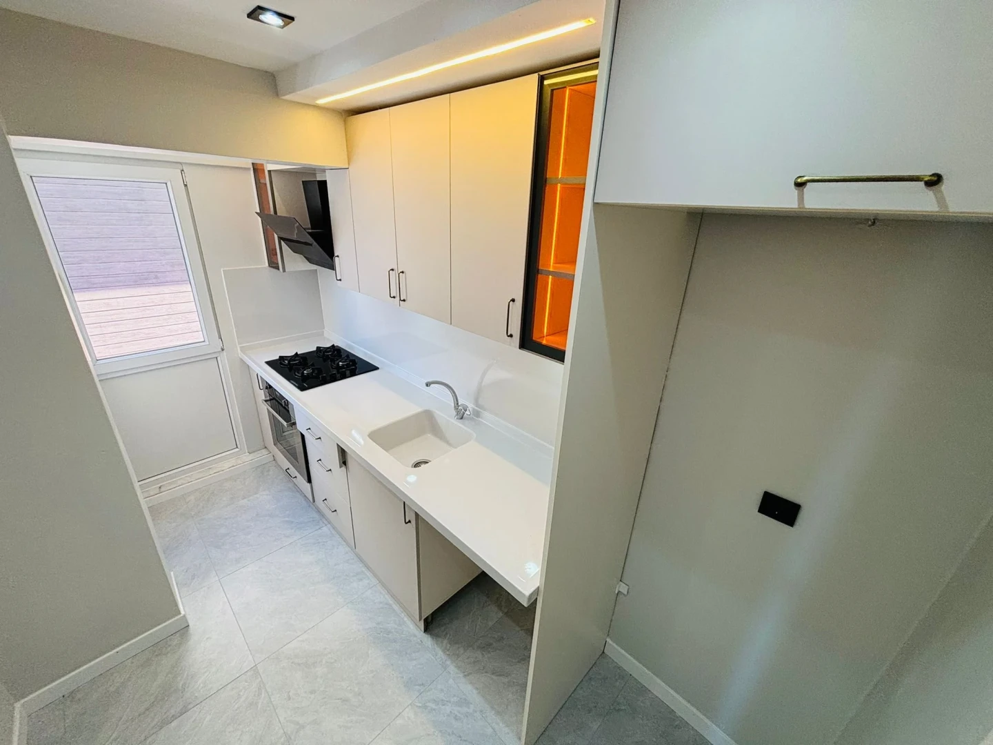 YÜKSELDEN AKÇAY MERKEZDE DENİZ GÖREN FULL YAPILI 2+1 DAİRE