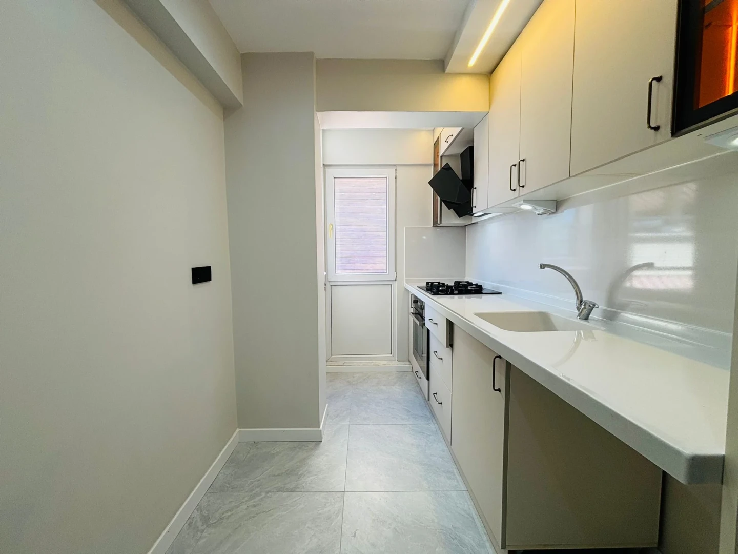 YÜKSELDEN AKÇAY MERKEZDE DENİZ GÖREN FULL YAPILI 2+1 DAİRE