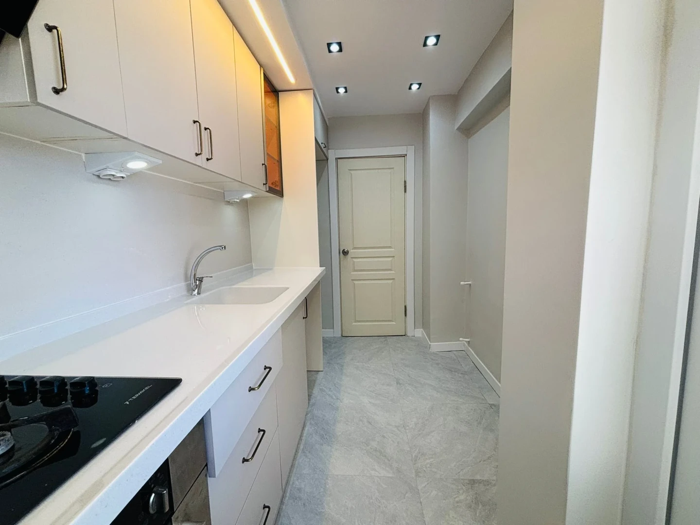 YÜKSELDEN AKÇAY MERKEZDE DENİZ GÖREN FULL YAPILI 2+1 DAİRE