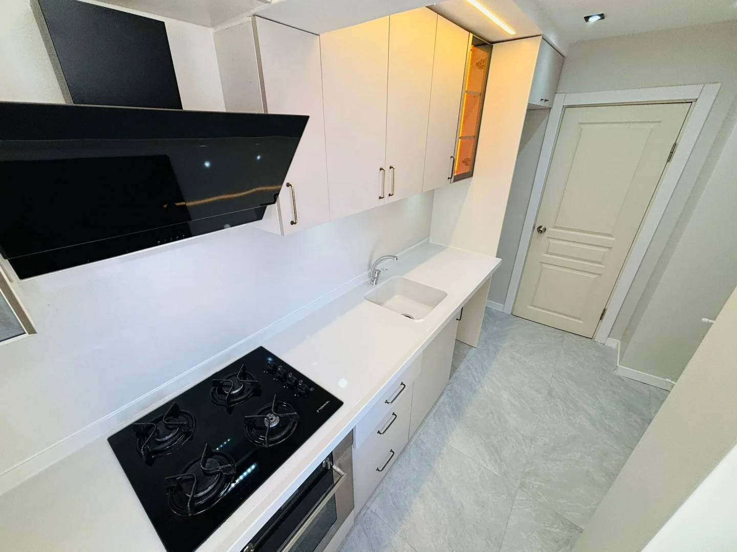 YÜKSELDEN AKÇAY MERKEZDE DENİZ GÖREN FULL YAPILI 2+1 DAİRE