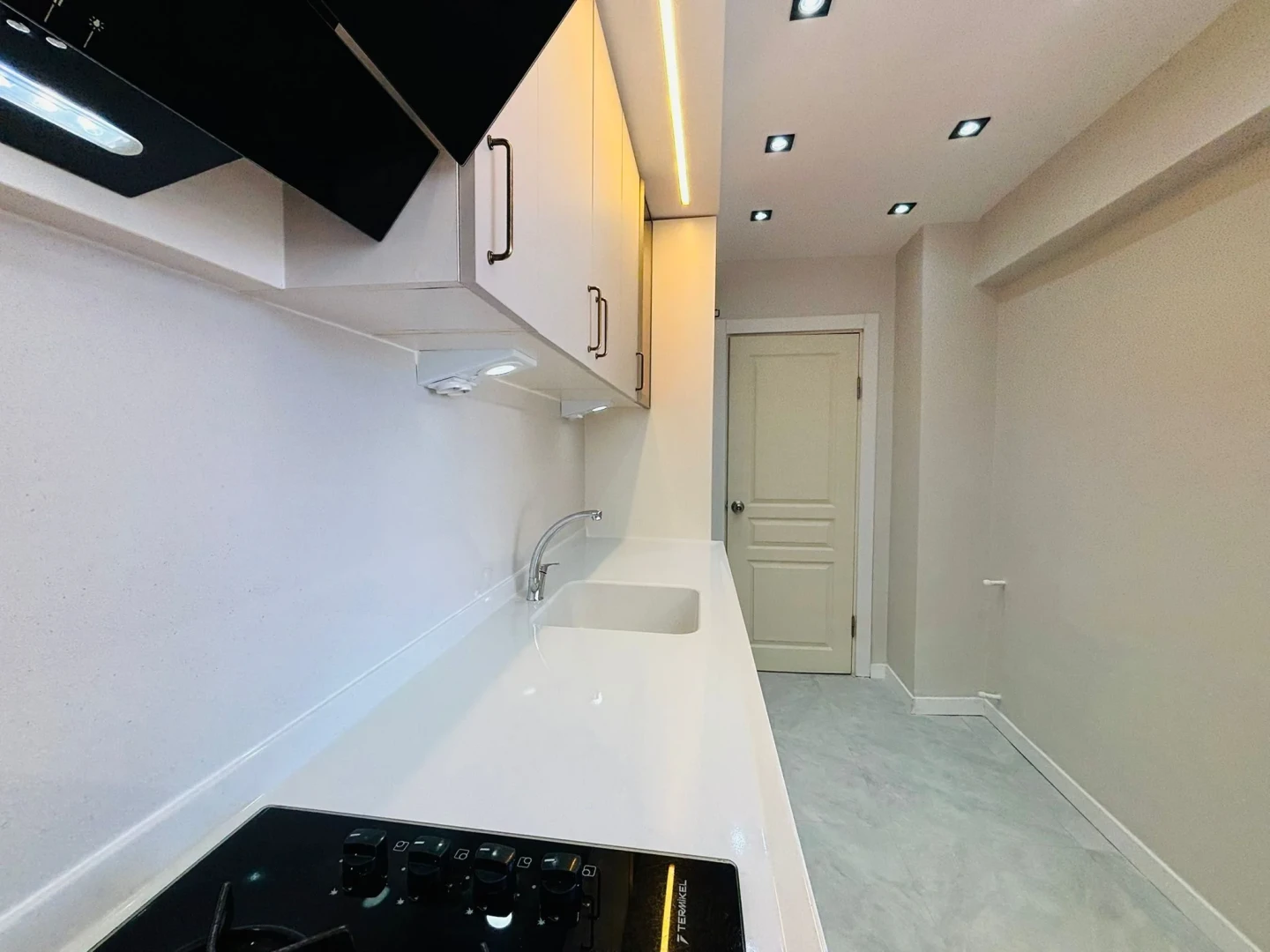 YÜKSELDEN AKÇAY MERKEZDE DENİZ GÖREN FULL YAPILI 2+1 DAİRE