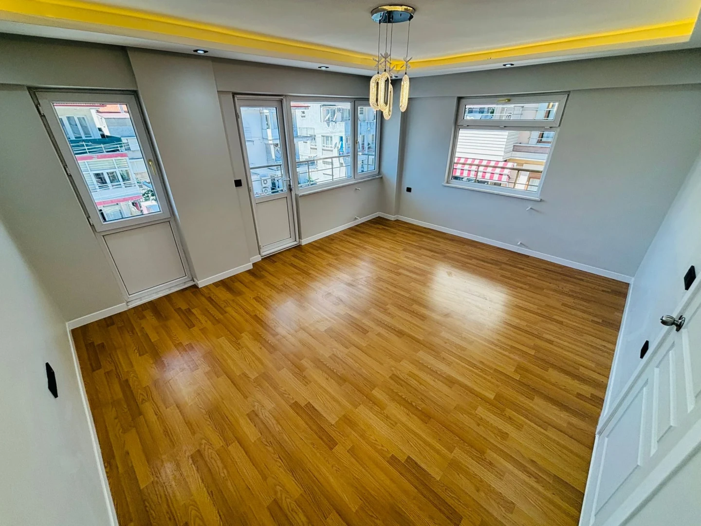 YÜKSELDEN AKÇAY MERKEZDE DENİZ GÖREN FULL YAPILI 2+1 DAİRE