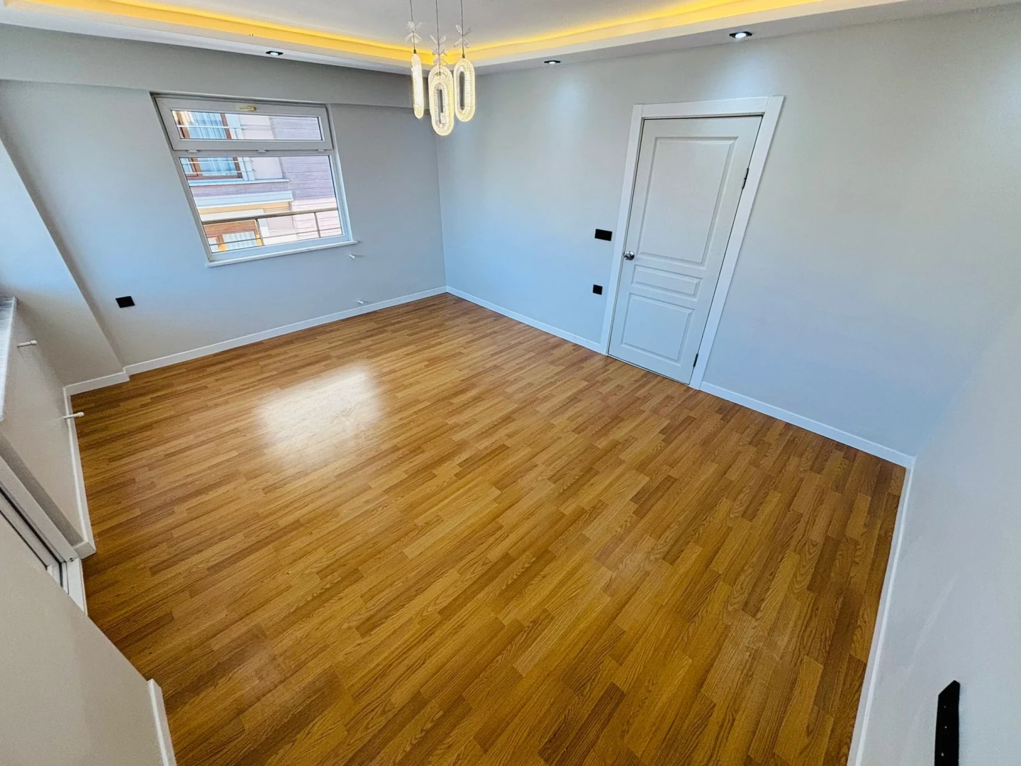 YÜKSELDEN AKÇAY MERKEZDE DENİZ GÖREN FULL YAPILI 2+1 DAİRE