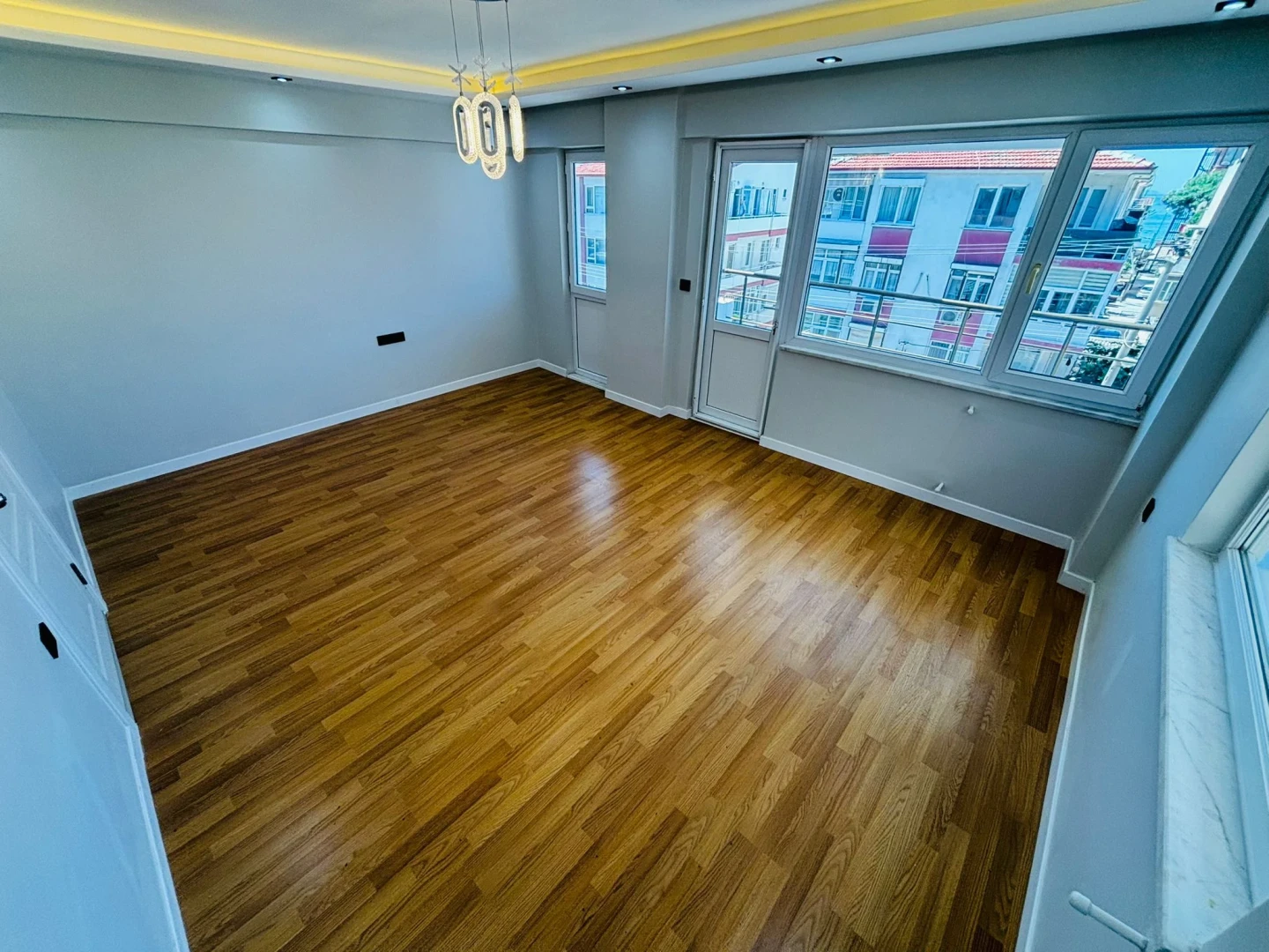 YÜKSELDEN AKÇAY MERKEZDE DENİZ GÖREN FULL YAPILI 2+1 DAİRE