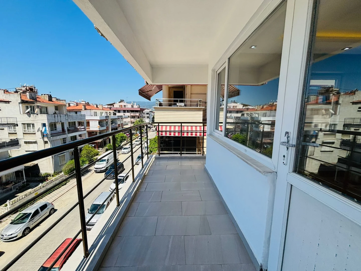 YÜKSELDEN AKÇAY MERKEZDE DENİZ GÖREN FULL YAPILI 2+1 DAİRE