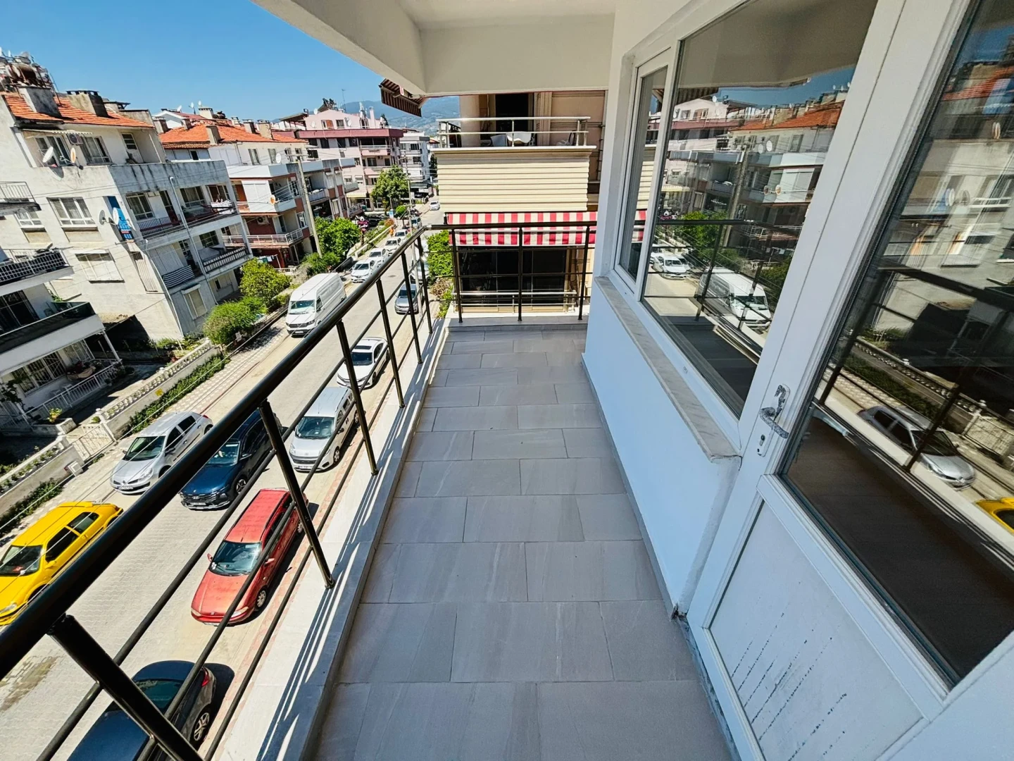YÜKSELDEN AKÇAY MERKEZDE DENİZ GÖREN FULL YAPILI 2+1 DAİRE