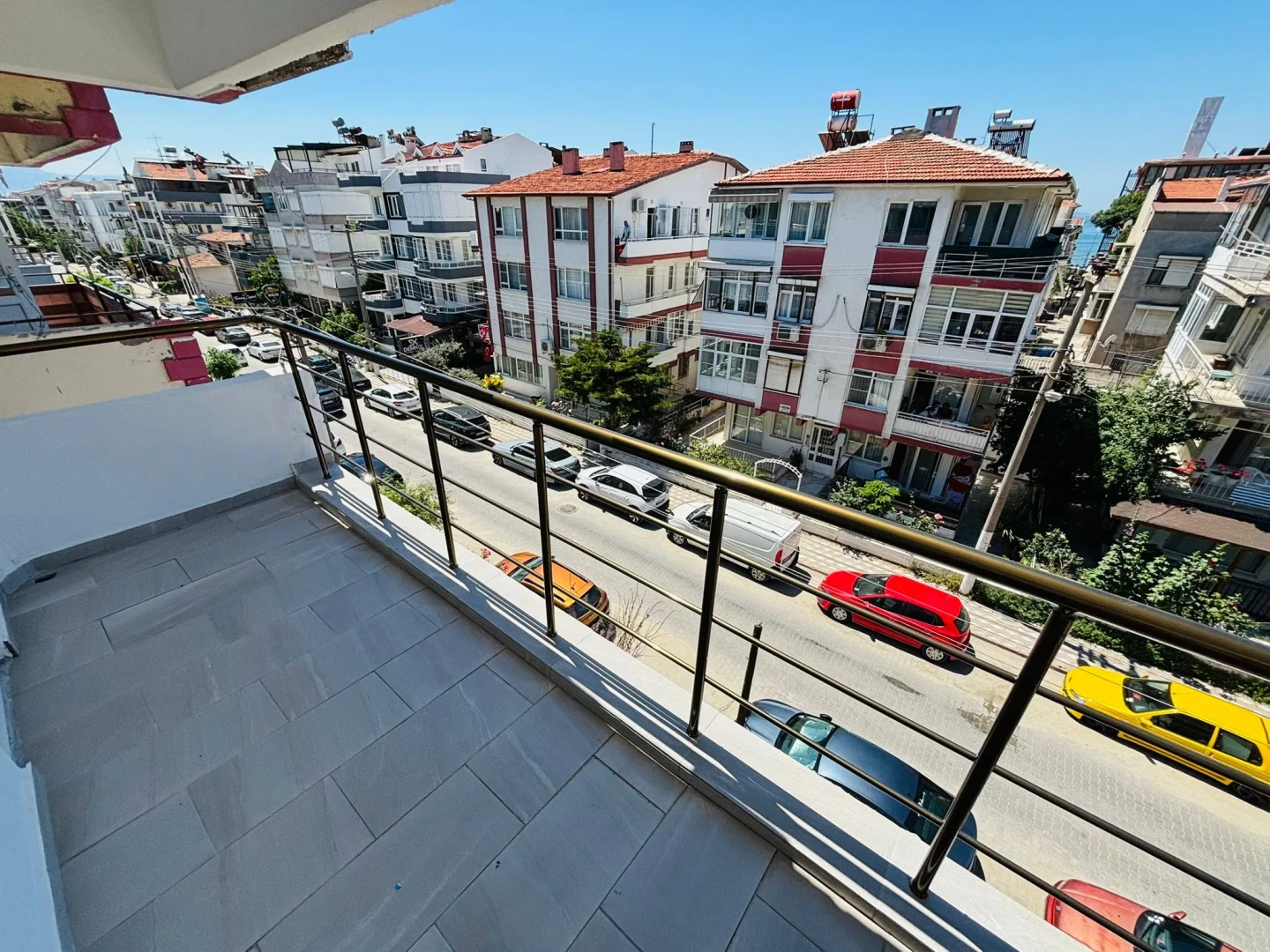 YÜKSELDEN AKÇAY MERKEZDE DENİZ GÖREN FULL YAPILI 2+1 DAİRE