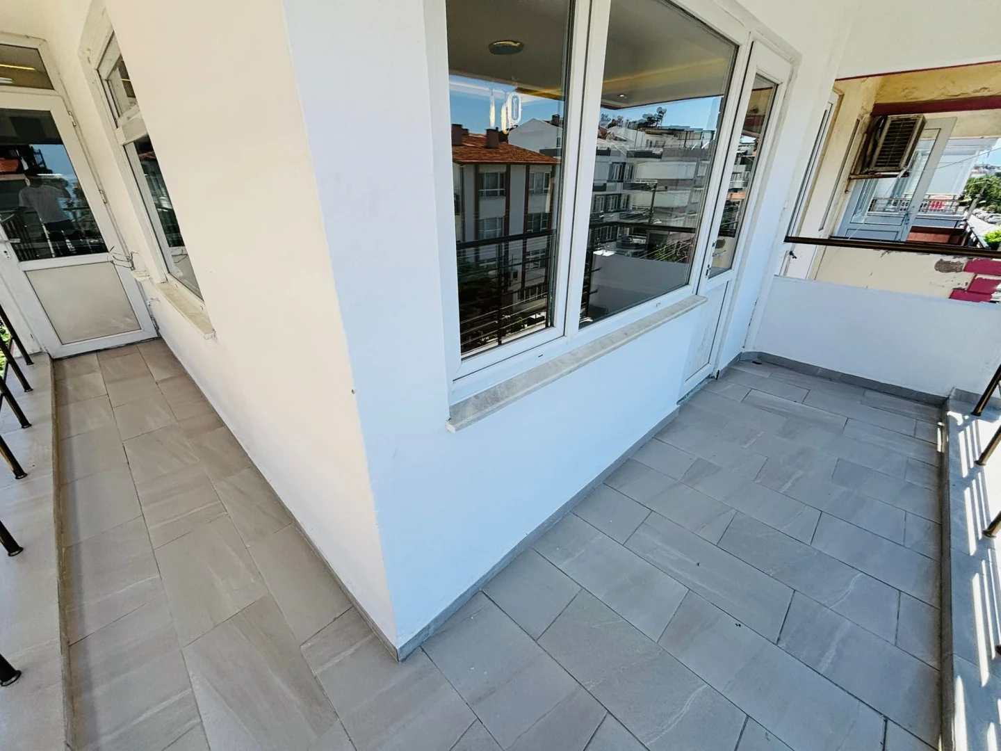 YÜKSELDEN AKÇAY MERKEZDE DENİZ GÖREN FULL YAPILI 2+1 DAİRE