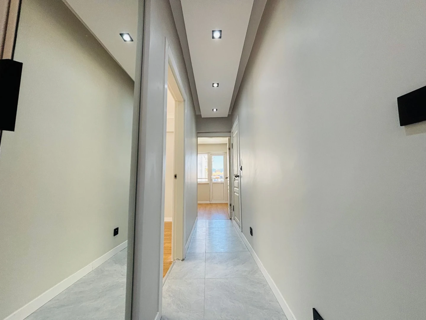 YÜKSELDEN AKÇAY MERKEZDE DENİZ GÖREN FULL YAPILI 2+1 DAİRE