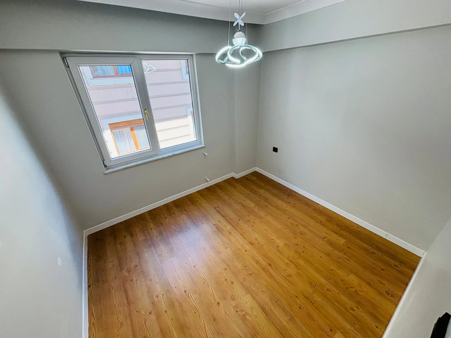 YÜKSELDEN AKÇAY MERKEZDE DENİZ GÖREN FULL YAPILI 2+1 DAİRE