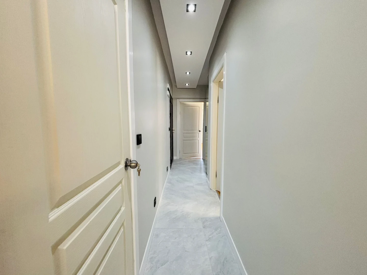 YÜKSELDEN AKÇAY MERKEZDE DENİZ GÖREN FULL YAPILI 2+1 DAİRE