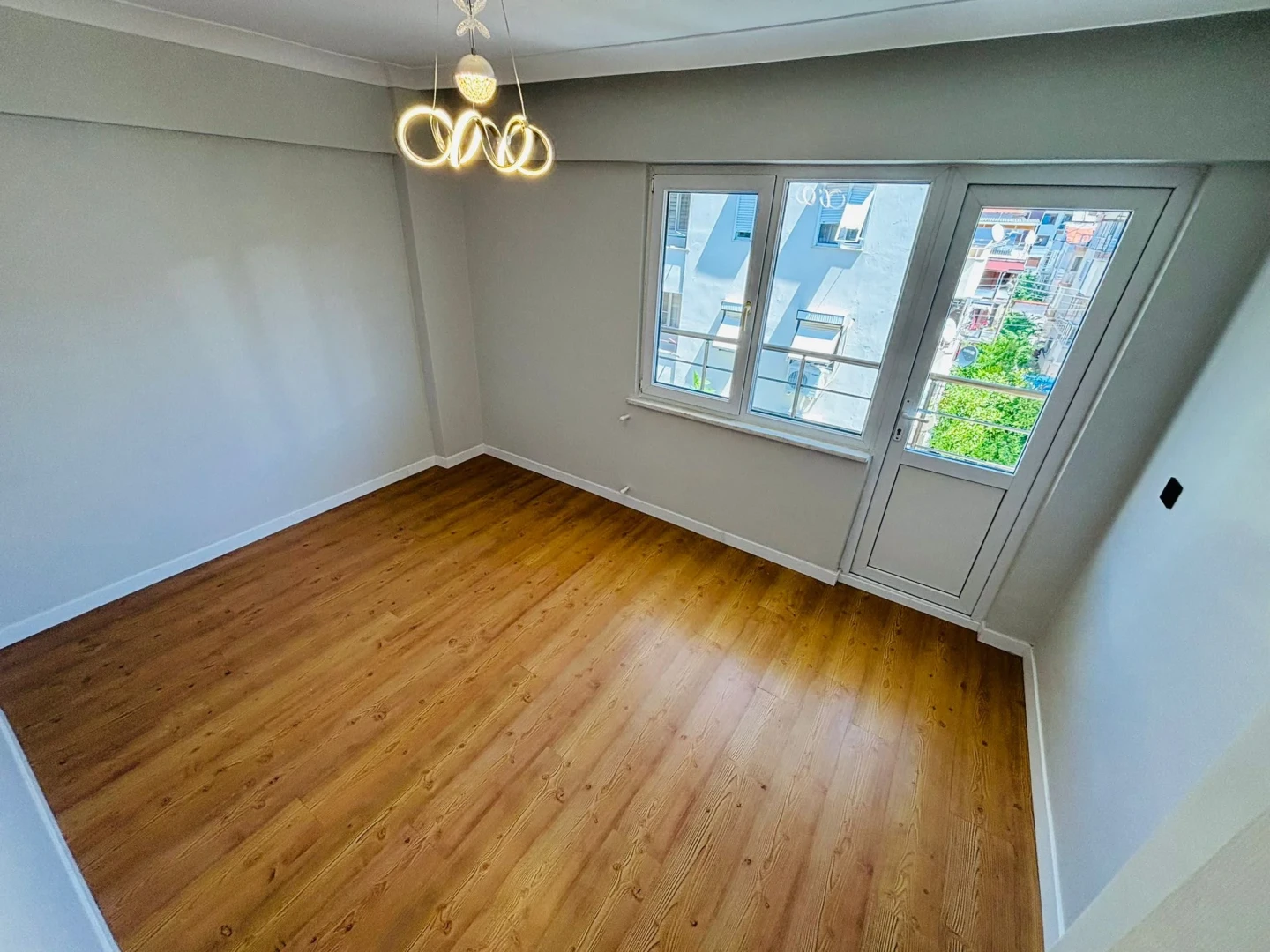 YÜKSELDEN AKÇAY MERKEZDE DENİZ GÖREN FULL YAPILI 2+1 DAİRE