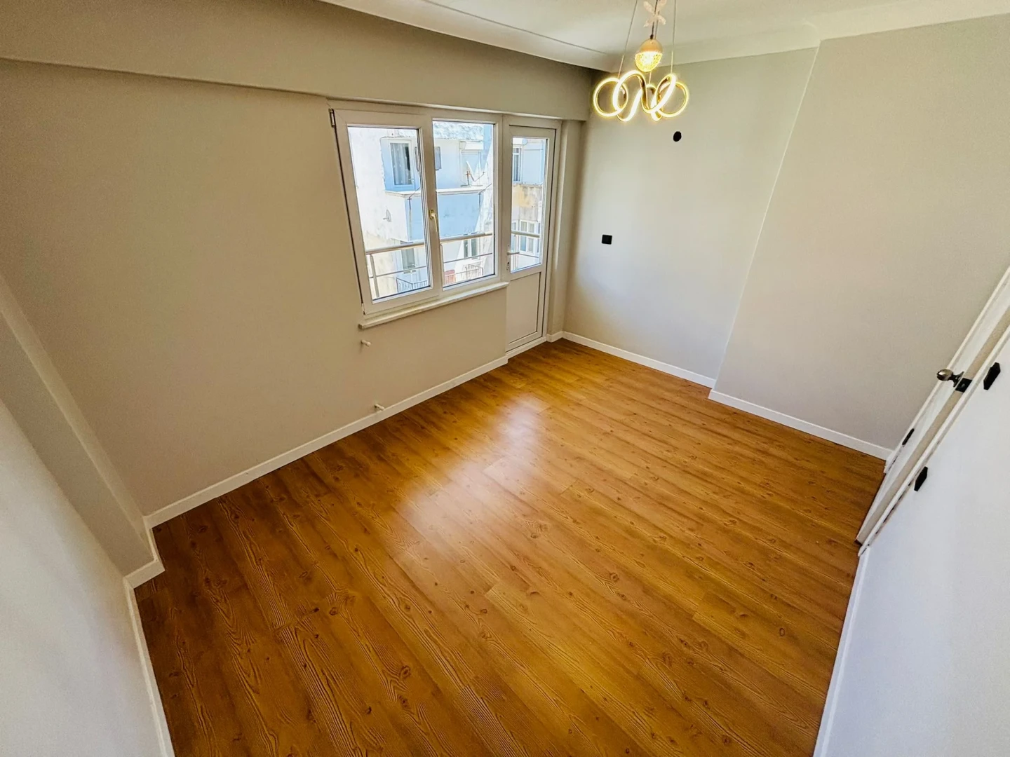 YÜKSELDEN AKÇAY MERKEZDE DENİZ GÖREN FULL YAPILI 2+1 DAİRE