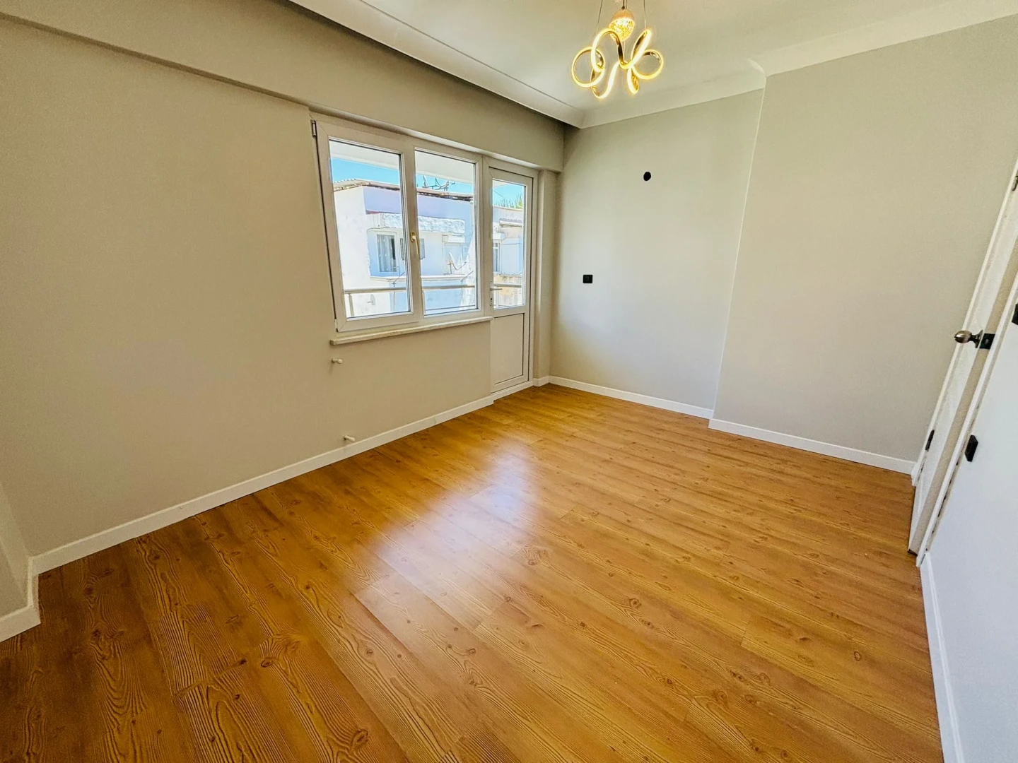 YÜKSELDEN AKÇAY MERKEZDE DENİZ GÖREN FULL YAPILI 2+1 DAİRE