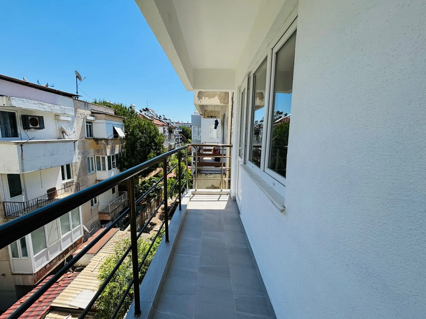 YÜKSELDEN AKÇAY MERKEZDE DENİZ GÖREN FULL YAPILI 2+1 DAİRE