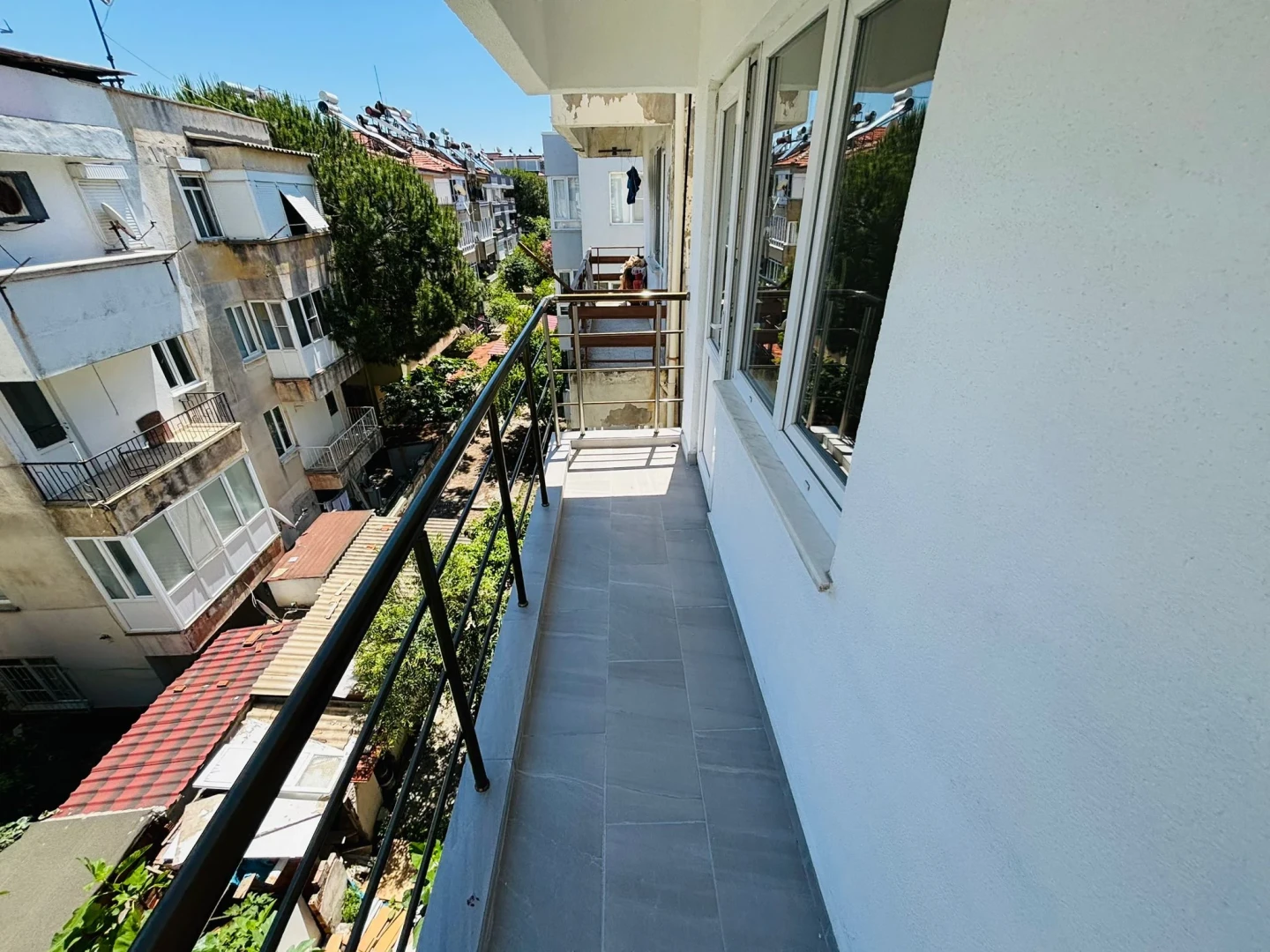 YÜKSELDEN AKÇAY MERKEZDE DENİZ GÖREN FULL YAPILI 2+1 DAİRE
