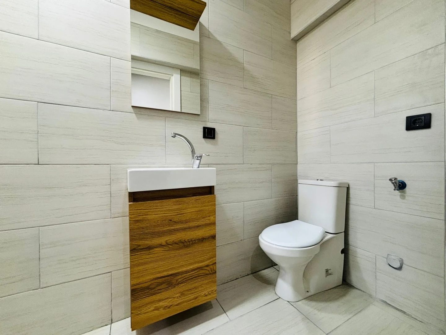 YÜKSELDEN AKÇAY MERKEZDE DENİZ GÖREN FULL YAPILI 2+1 DAİRE