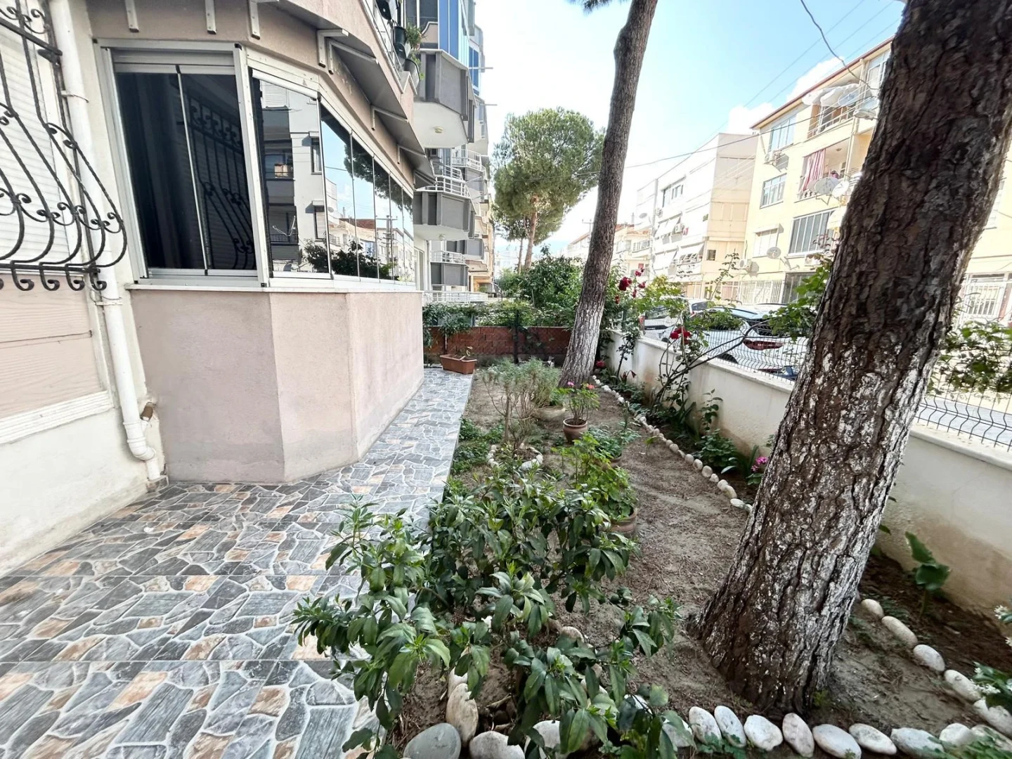 YÜKSELDEN SATILIK AKÇAYDA AYRI MUTFAKLI ÖN CEPHE FIRSAT 2+1DAİRE
