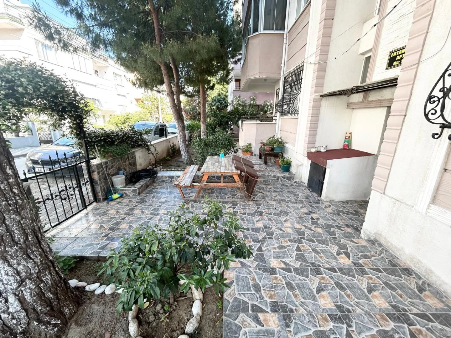 YÜKSELDEN SATILIK AKÇAYDA AYRI MUTFAKLI ÖN CEPHE FIRSAT 2+1DAİRE