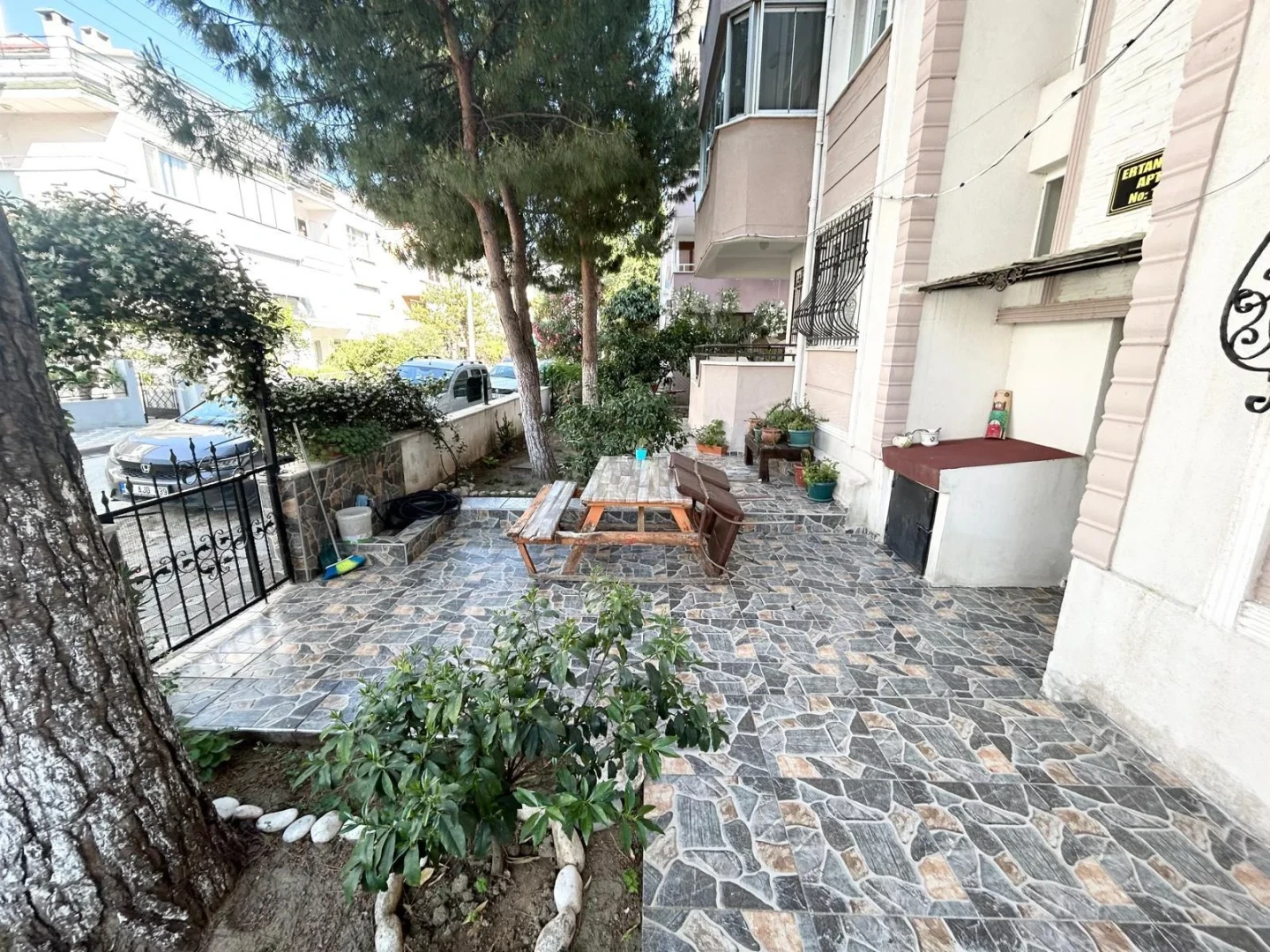 YÜKSELDEN SATILIK AKÇAYDA AYRI MUTFAKLI ÖN CEPHE FIRSAT 2+1DAİRE