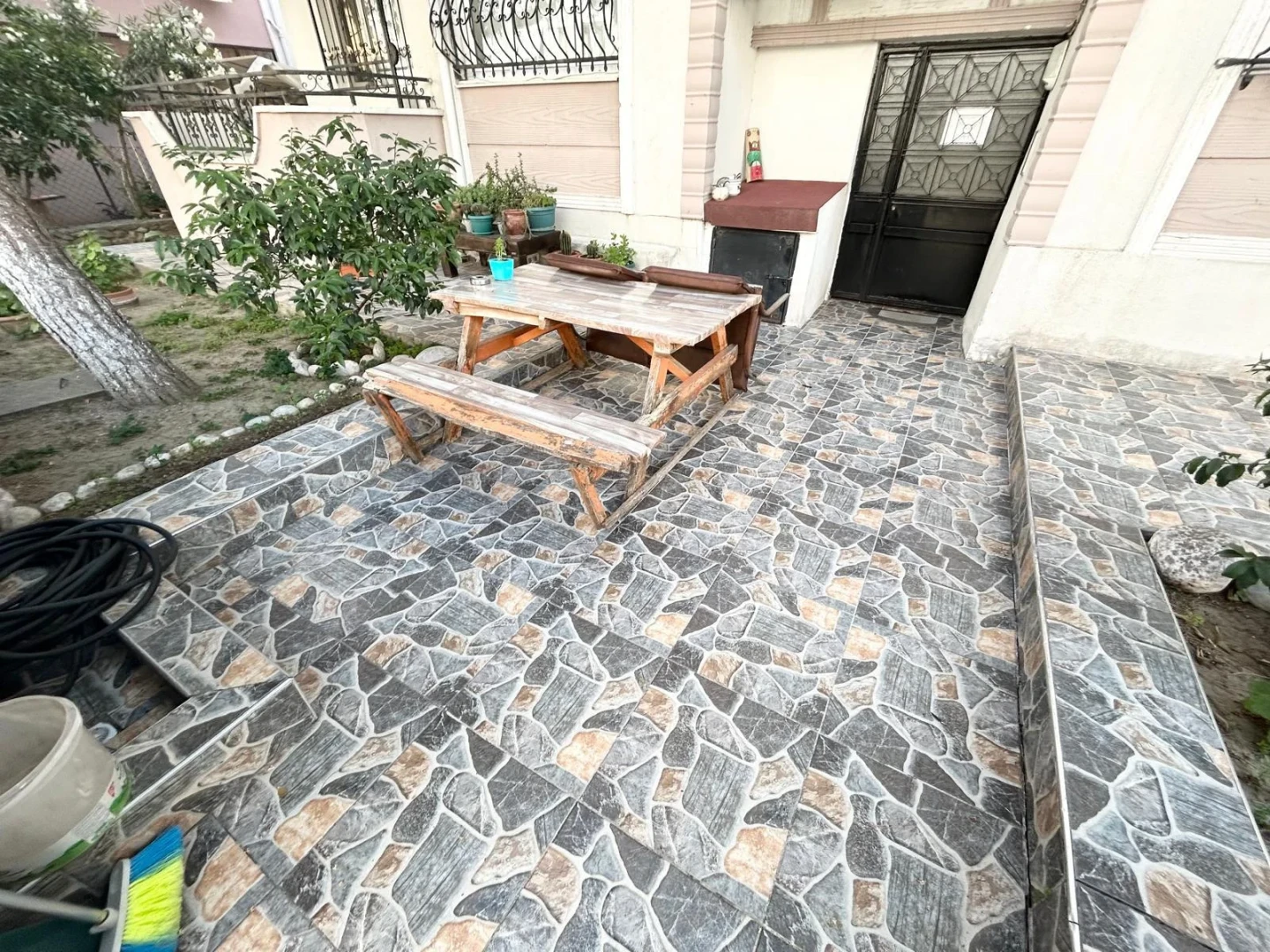 YÜKSELDEN SATILIK AKÇAYDA AYRI MUTFAKLI ÖN CEPHE FIRSAT 2+1DAİRE