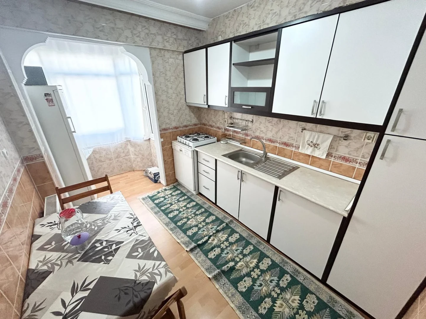 YÜKSELDEN SATILIK AKÇAYDA AYRI MUTFAKLI ÖN CEPHE FIRSAT 2+1DAİRE
