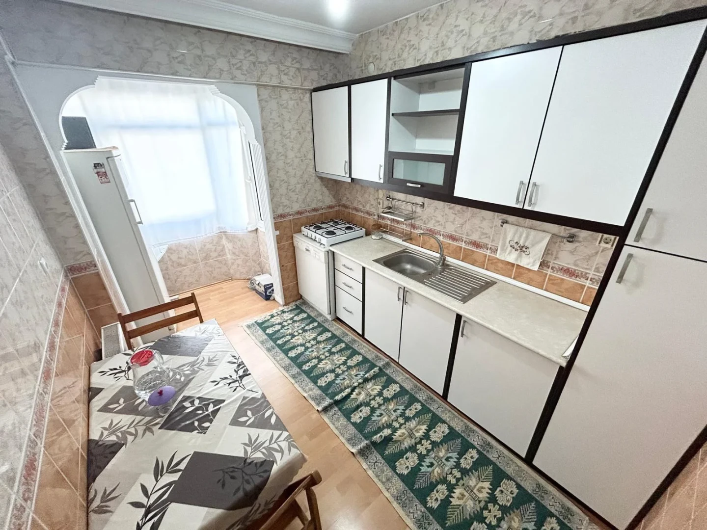 YÜKSELDEN SATILIK AKÇAYDA AYRI MUTFAKLI ÖN CEPHE FIRSAT 2+1DAİRE