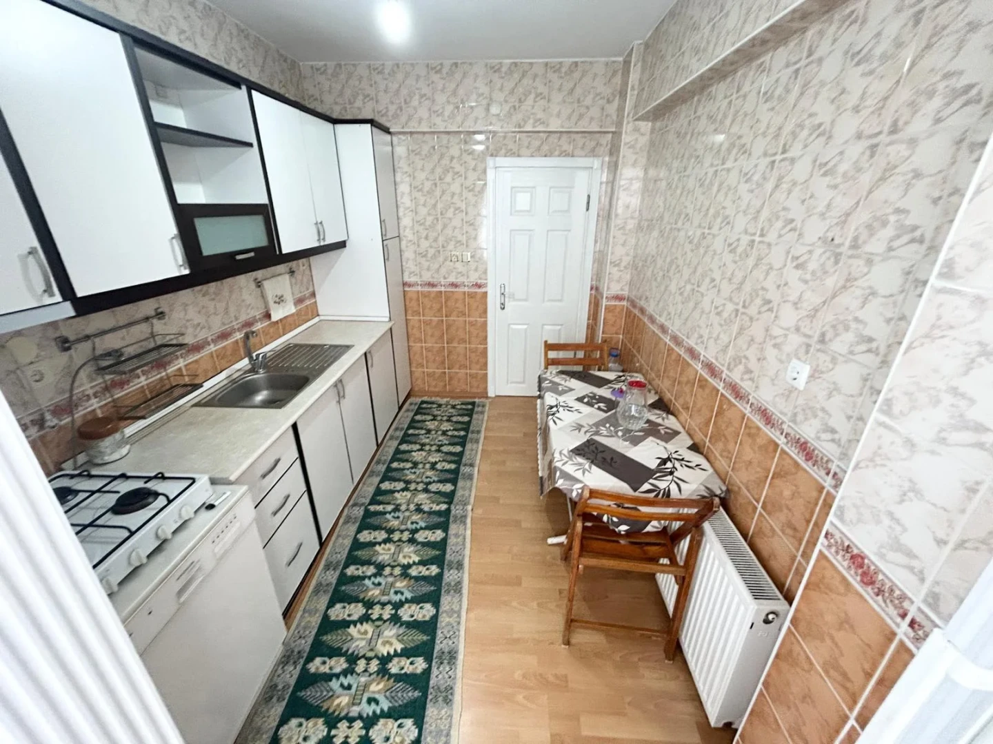 YÜKSELDEN SATILIK AKÇAYDA AYRI MUTFAKLI ÖN CEPHE FIRSAT 2+1DAİRE