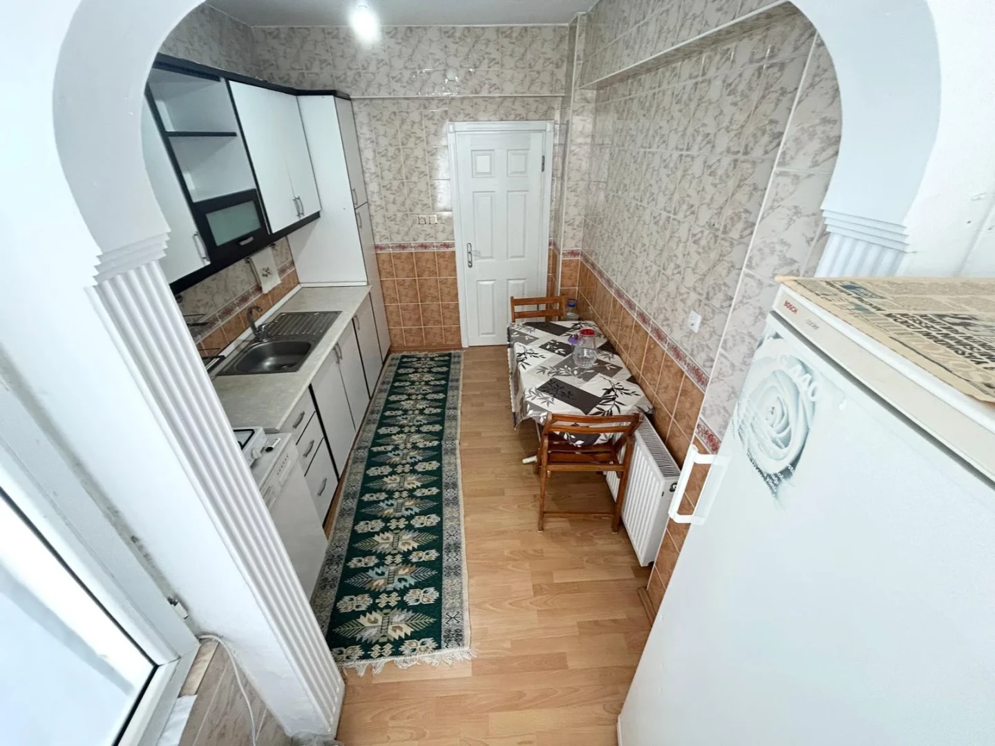 YÜKSELDEN SATILIK AKÇAYDA AYRI MUTFAKLI ÖN CEPHE FIRSAT 2+1DAİRE