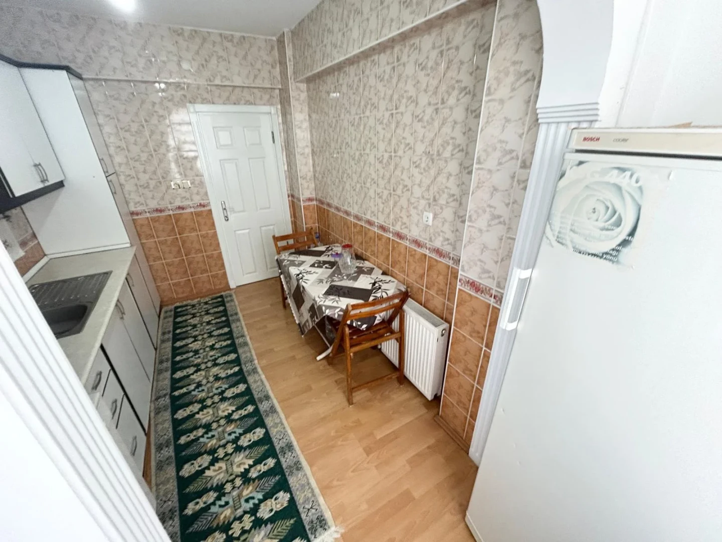 YÜKSELDEN SATILIK AKÇAYDA AYRI MUTFAKLI ÖN CEPHE FIRSAT 2+1DAİRE