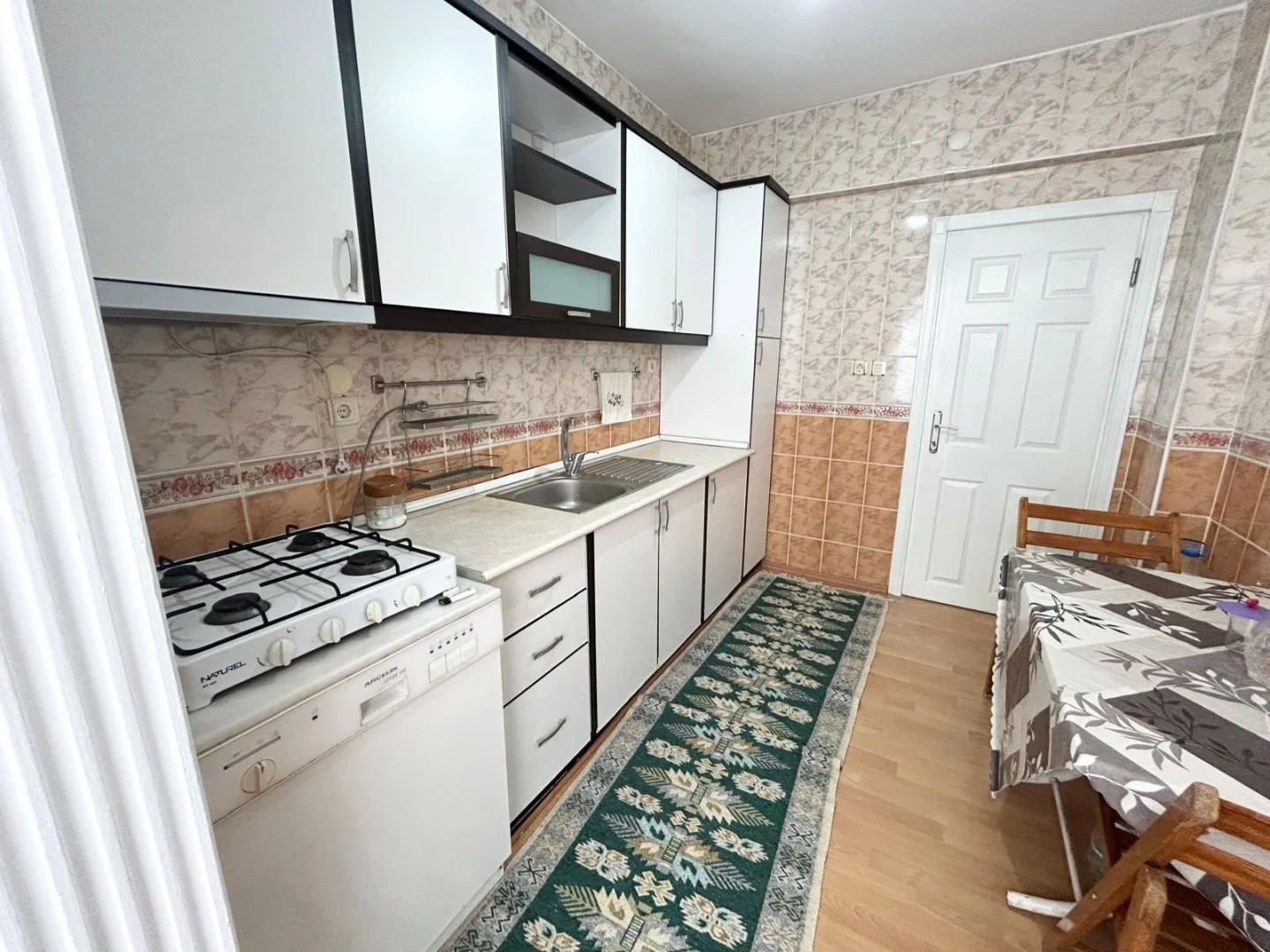 YÜKSELDEN SATILIK AKÇAYDA AYRI MUTFAKLI ÖN CEPHE FIRSAT 2+1DAİRE