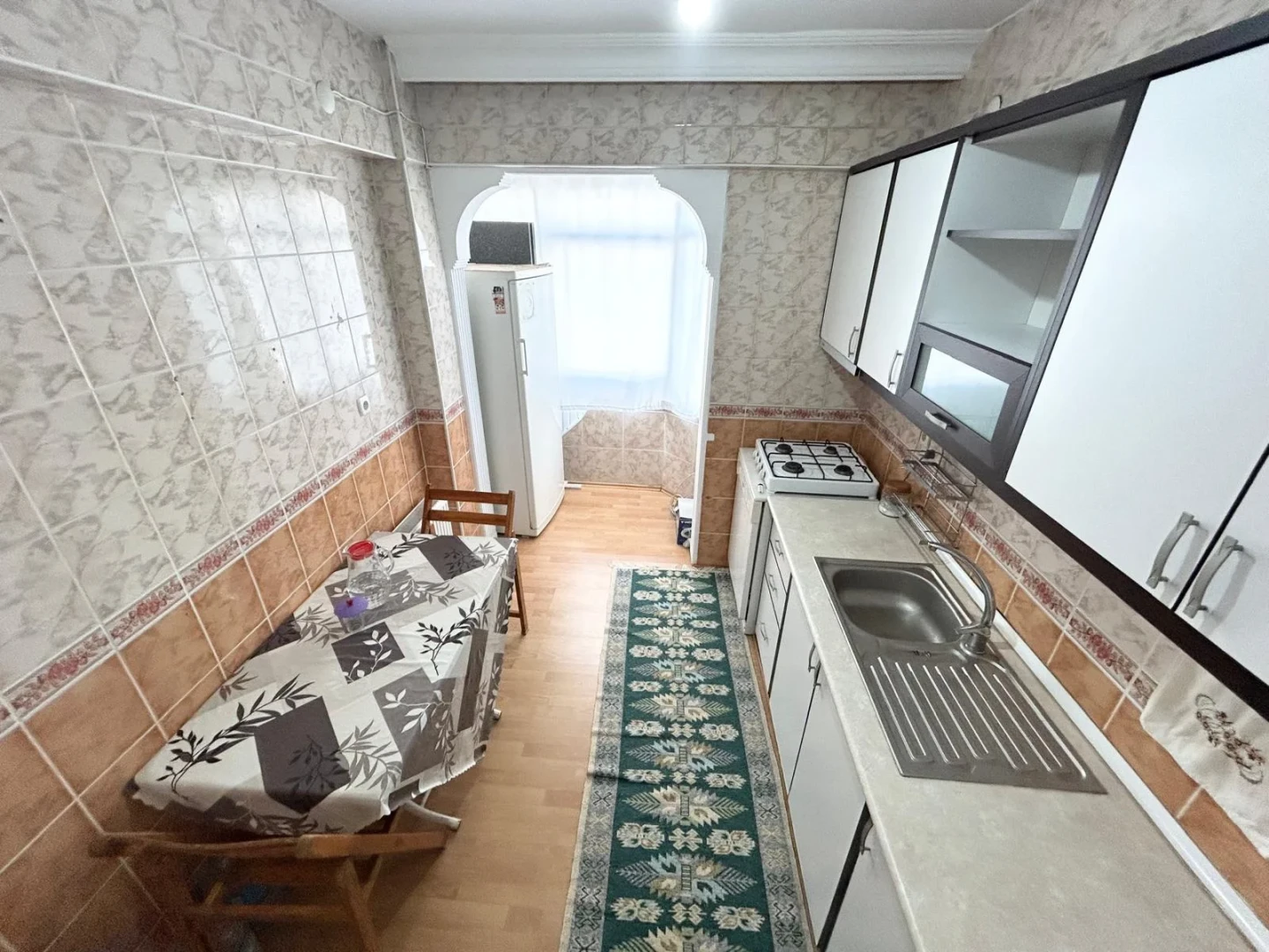 YÜKSELDEN SATILIK AKÇAYDA AYRI MUTFAKLI ÖN CEPHE FIRSAT 2+1DAİRE